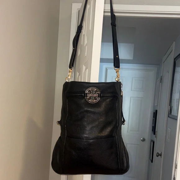 Tory Burch Amanda Foldover
Crossbody Leather Bag. GUC - Picture 4 of 12